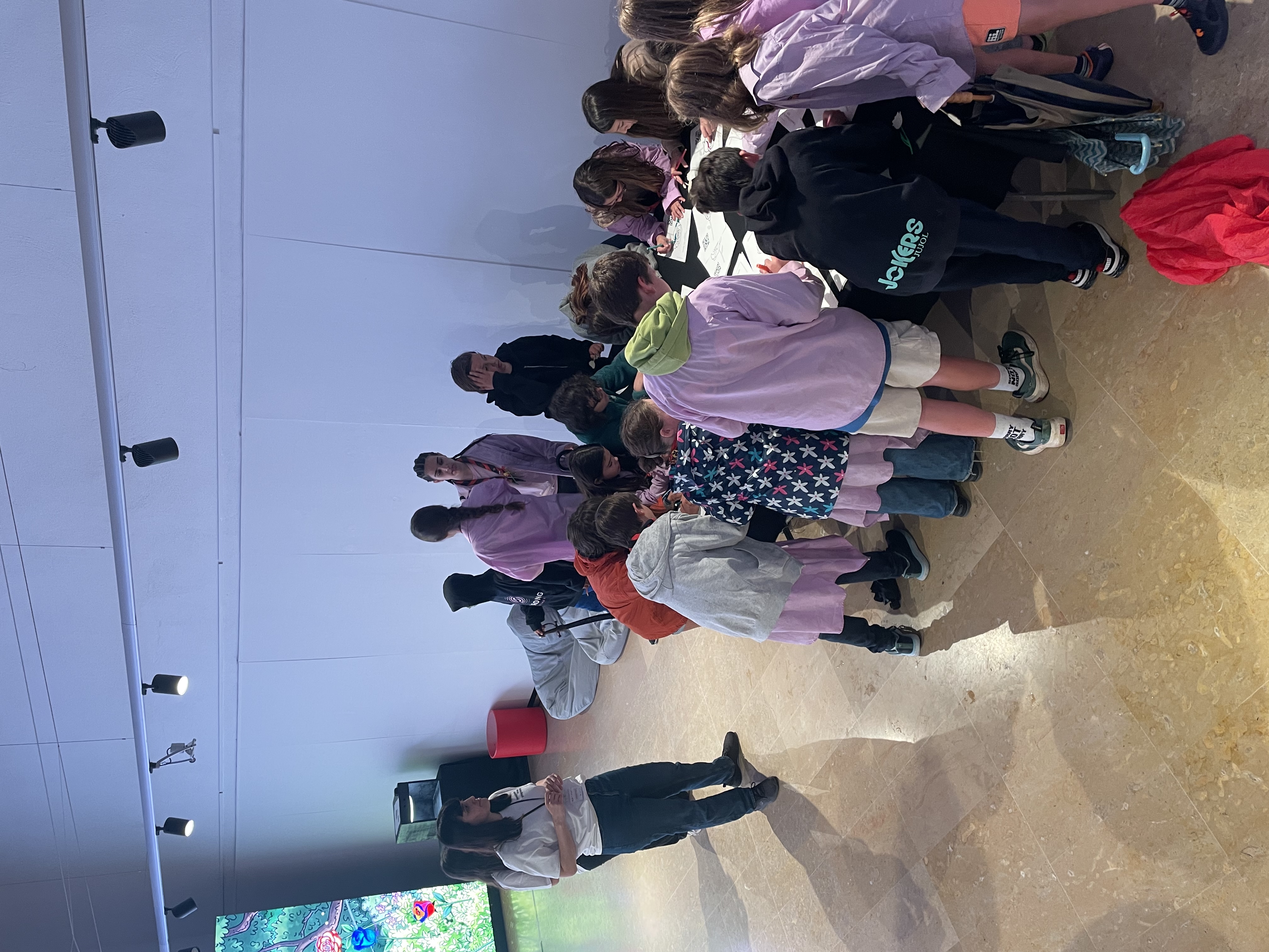 Niños dibujando sus rosas para digitalizarlas